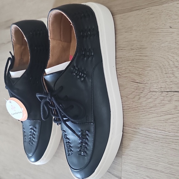 NIB Comfortiva Align Thayer Apron Toe Sneaker Black w White Sole. Size 8 & 8.5 - Picture 13 of 14